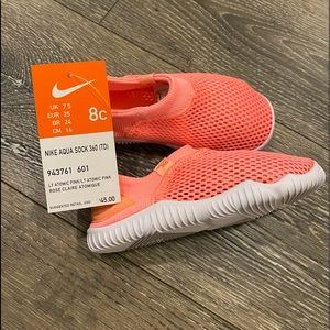 NWT Nike Aqua Socks 360